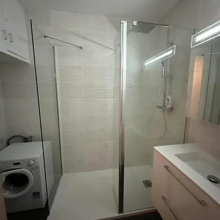 Lumineux, 2 Min De La Apartment *