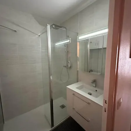 Lumineux, 2 Min De La Apartment *