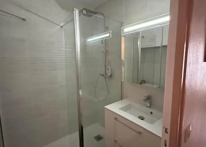 Lumineux, 2 Min De La Apartment *